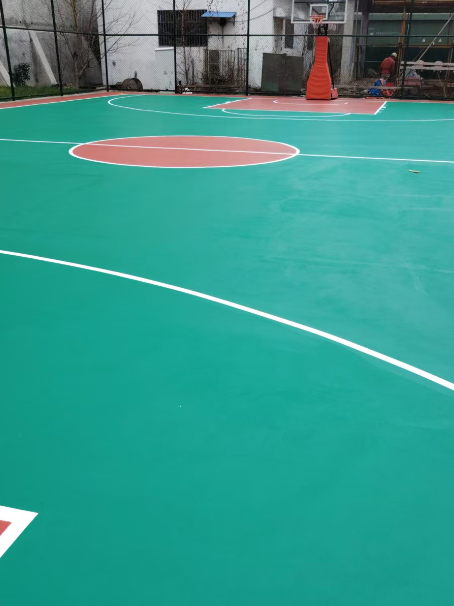 梁园 球场长期使用易出现地面开裂